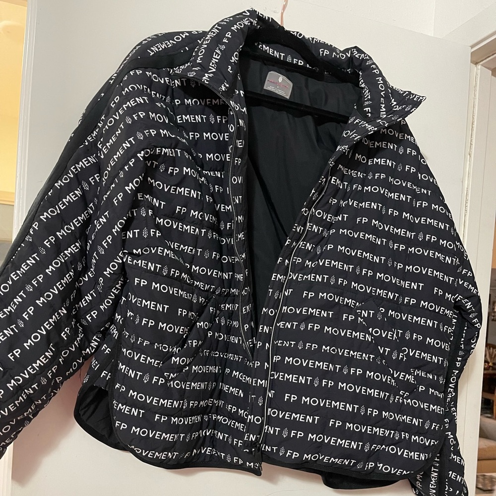 Women's FP Movement Logo Print Puffer Jacket!! Size L 🔥🔥